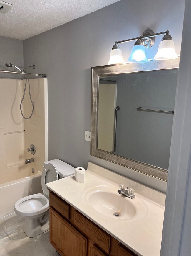 Building Photo - 2636 Villa Park Dr