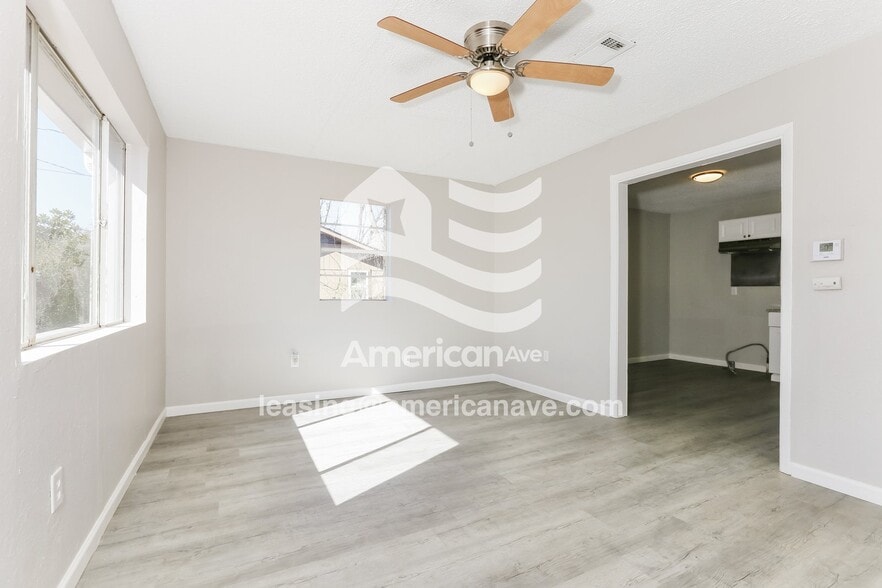 Building Photo - 1001 King St