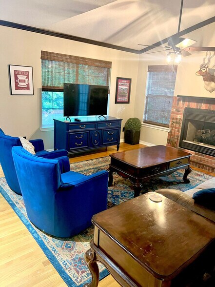 Primary Photo - 1072 Valley View Dr