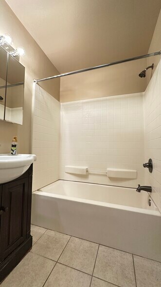 Building Photo - 5404 Balboa Arms Dr