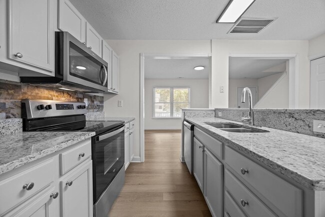 Building Photo - Newly Renovated Townhome!