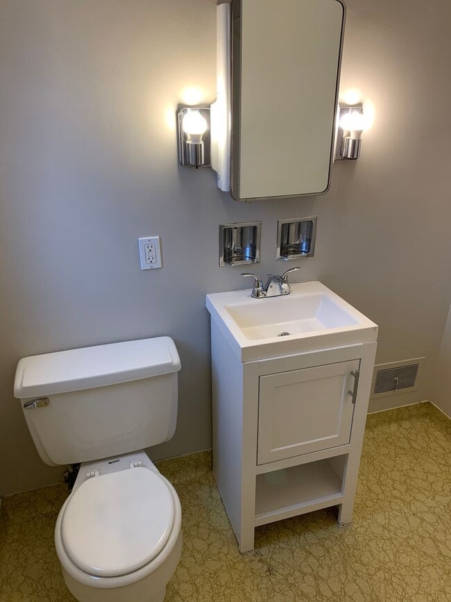 Building Photo - Charming 4-bedroom, 2-bathroom home located in the Covedale area