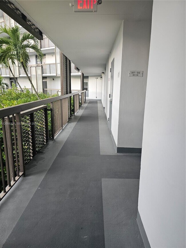 Building Photo - 20400 W Country Club Dr