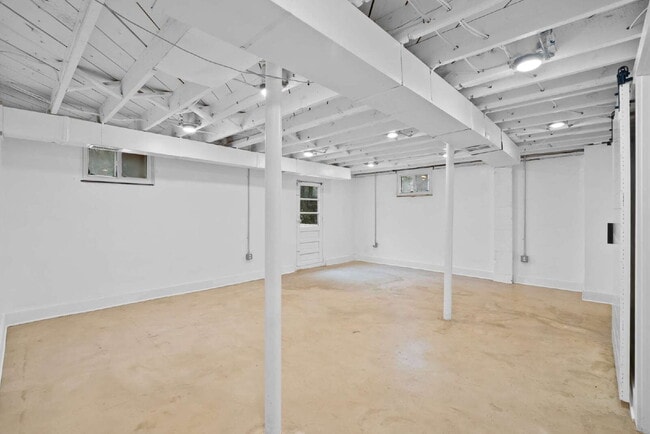 Building Photo - Spacious Single-Family Home with Versatile Living Spaces