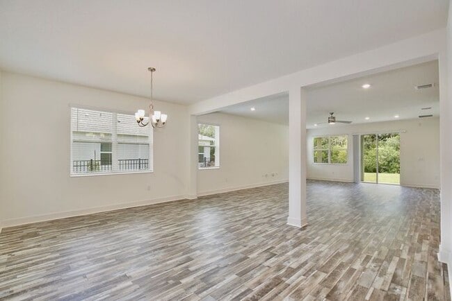 Building Photo - Gorgeous 4/3 Spacious Home with a 2 Car Garage Located on a Conservation Lot in Creekstone Neighb...