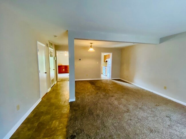 Building Photo - Adorable 3 bdrm/1.5 bath Home Located Clos...