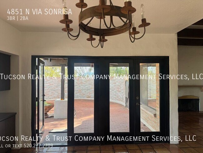 Building Photo - 4851 Vía Sonrisa