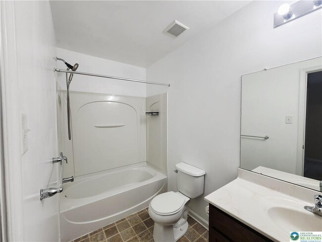 Building Photo - 972 King Way