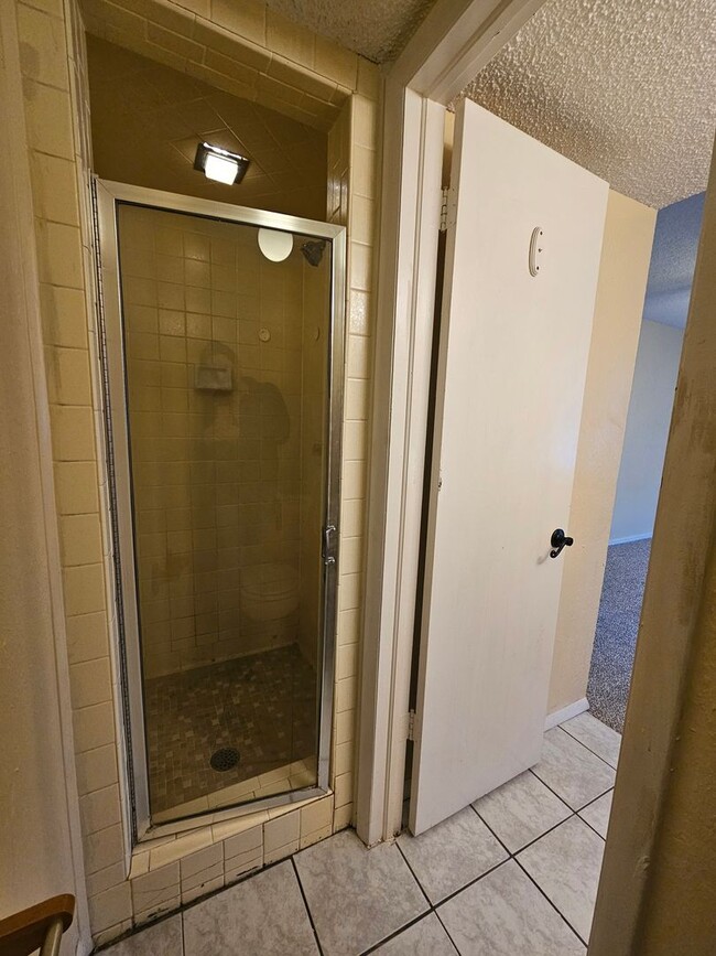 Building Photo - (2) Bed+Study/(2.5) Bath Townhome w/ Pool Access! Available NOW!