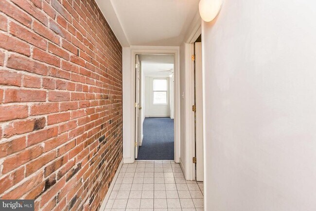 Building Photo - 906 S Charles St