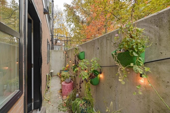 Building Photo - Sunny 1 bed + den 870 sq ft in heart of Pe...