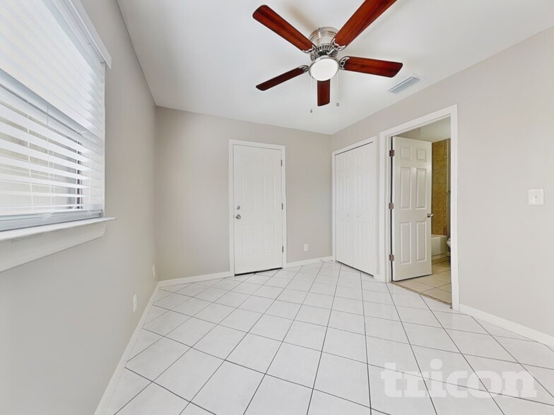 Building Photo - 5110 Cresthill Dr