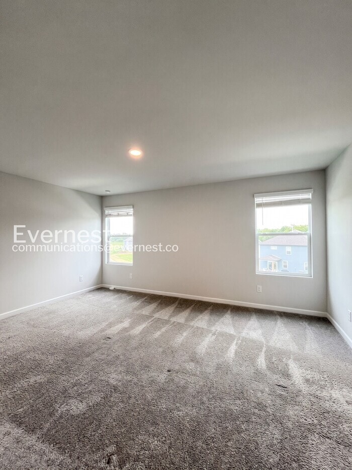 Building Photo - 167 E Millbrook Dr