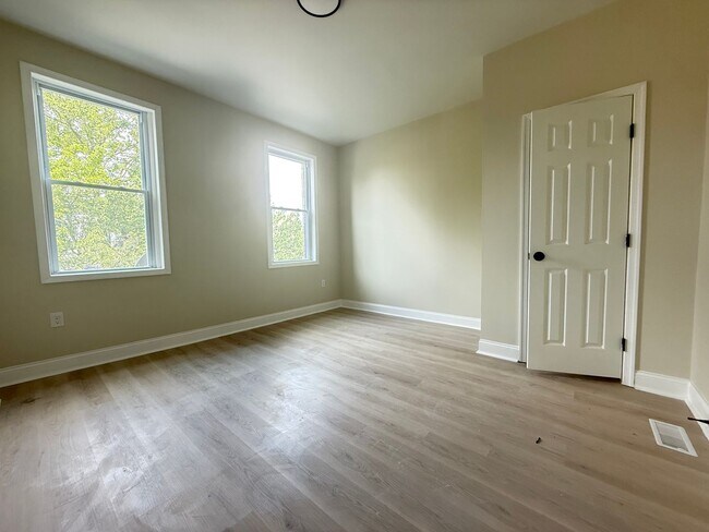 Building Photo - Three Bedroom Home in Baltimore