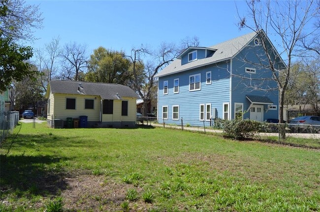 Building Photo - 2616 E 3rd St