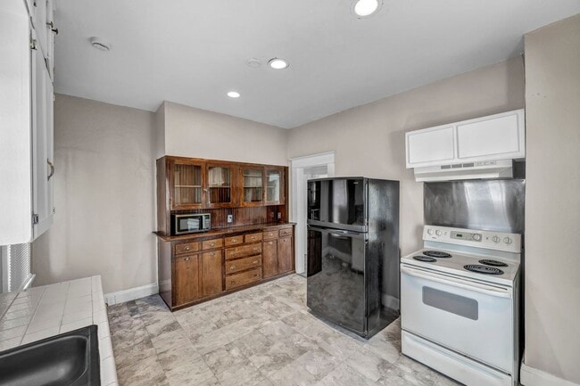 Building Photo - 1637 C St