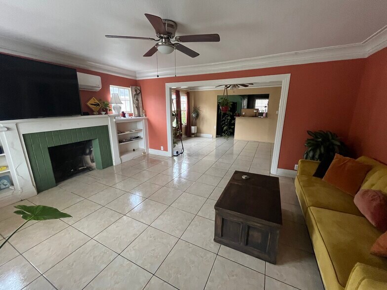 Building Photo - 4327 Kenwood Ave