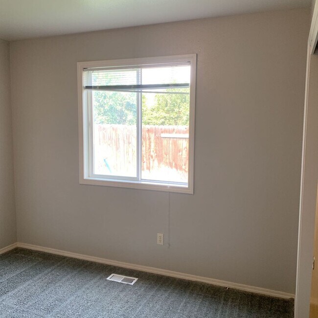 Building Photo - Mitchell Duplex