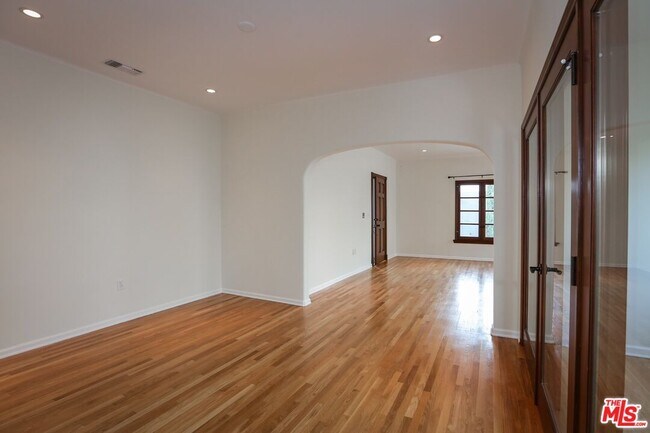 Building Photo - 806 N Alfred St