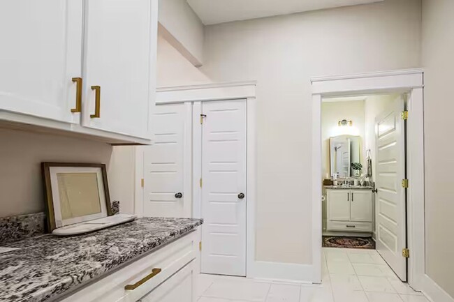Building Photo - Charming 2 Bedroom 1 Bath Home