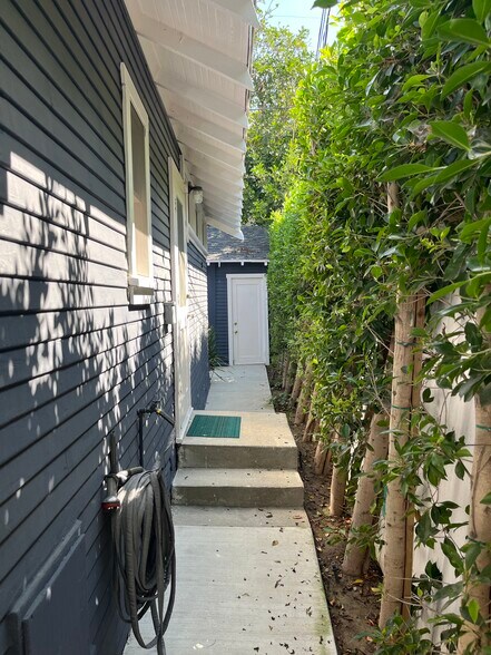 Building Photo - 7022 De Longpre Ave