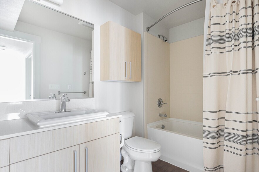 Building Photo - 215 10th Ave E