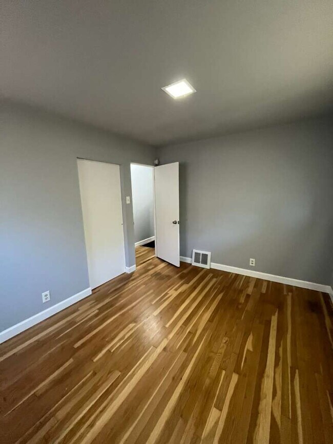 Building Photo - 10556 Spring Garden Dr