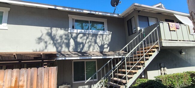 Building Photo - Santa Ana townhome style.  2 bed, 1 1/2 ba...