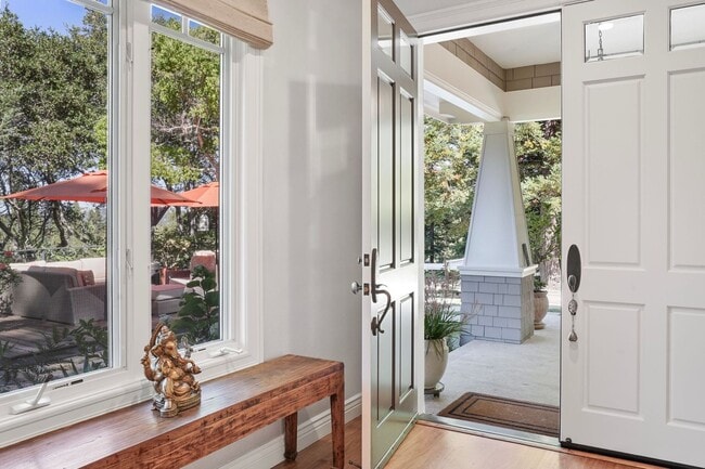 Building Photo - Stunning 4Bed/5bath Home in Kentfield
