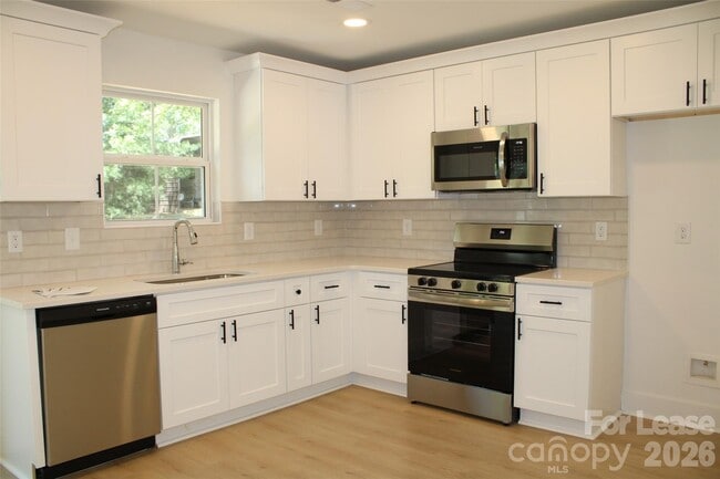 Building Photo - 562 W Park Ave