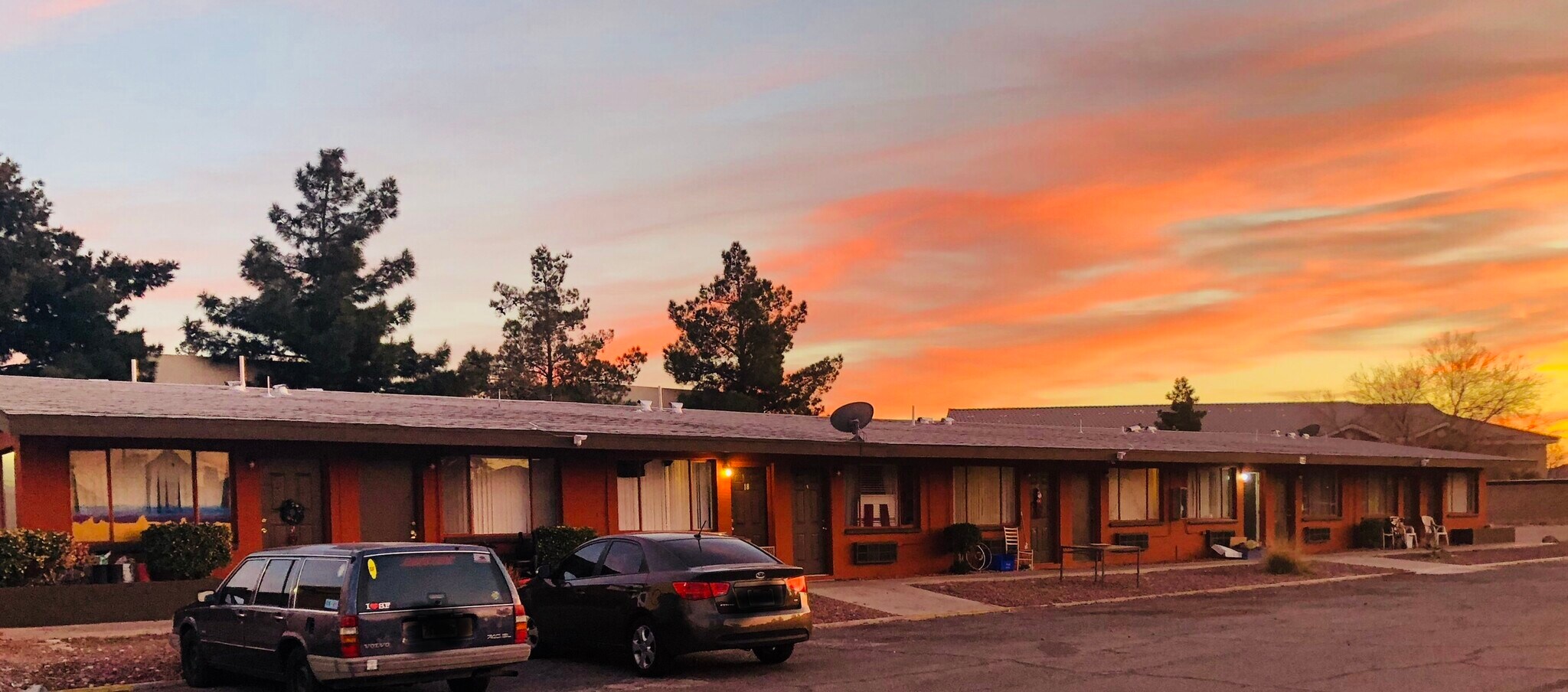 Building Photo - 2951 N Rancho Dr