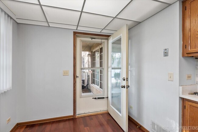 Building Photo - 451 Valley Dr