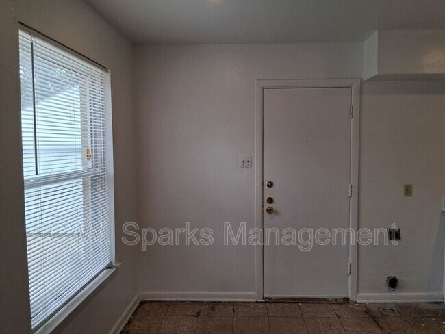 Building Photo - 3021 Avon St