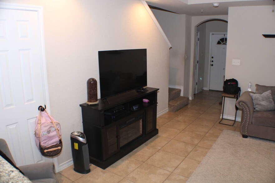 Living room - 4923 Flipper Dr