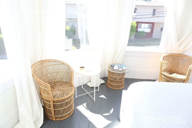 Building Photo - Beautiful Studio Apartment with Kitchenette