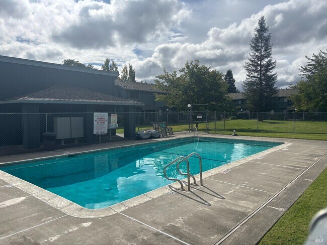 Building Photo - 221 College View Dr