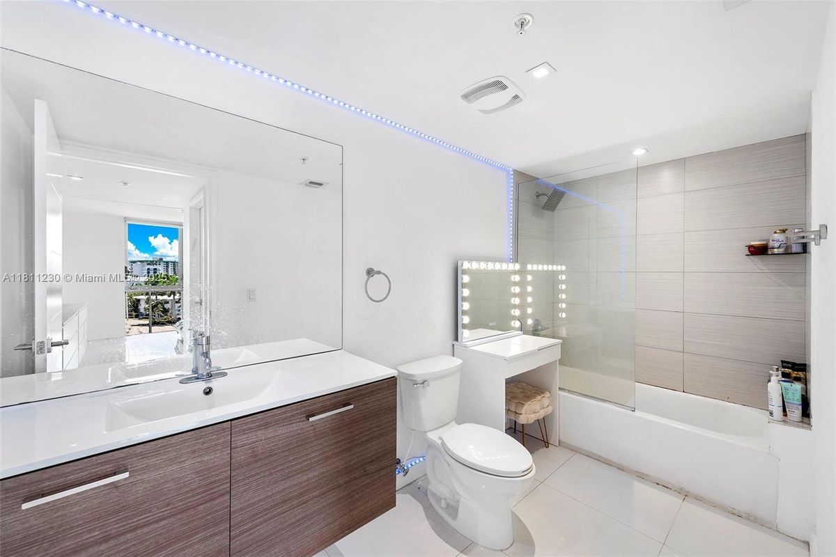 Building Photo - 9901 E Bay Harbor Dr