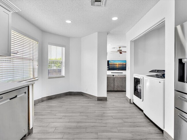Building Photo - 7145 Crescent Creek Pl