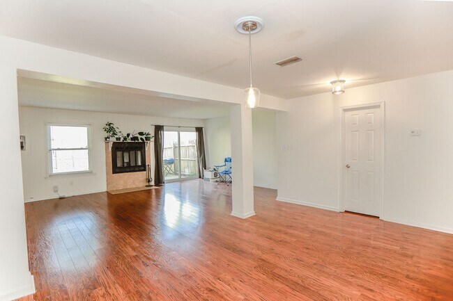 Building Photo - "Charming Kempsville Lake Townhome – Great Amenities & Location!"