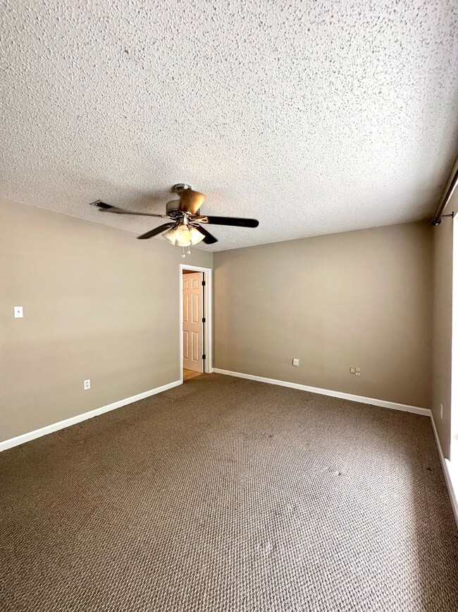 Building Photo - 2 BR 2.5 BA Pleasant Ridge Townhomes