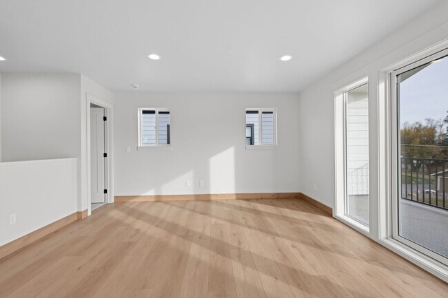 Building Photo - 865 9th St W