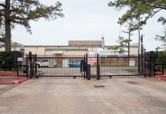 Building Photo - 10733 Braes Bend Dr