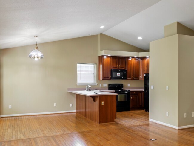 Building Photo - 672 E Lake Ln