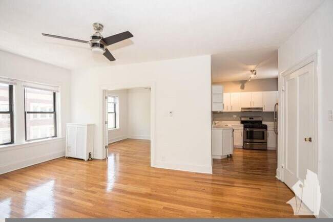 Primary Photo - 2 bedroom in Chicago IL 60657