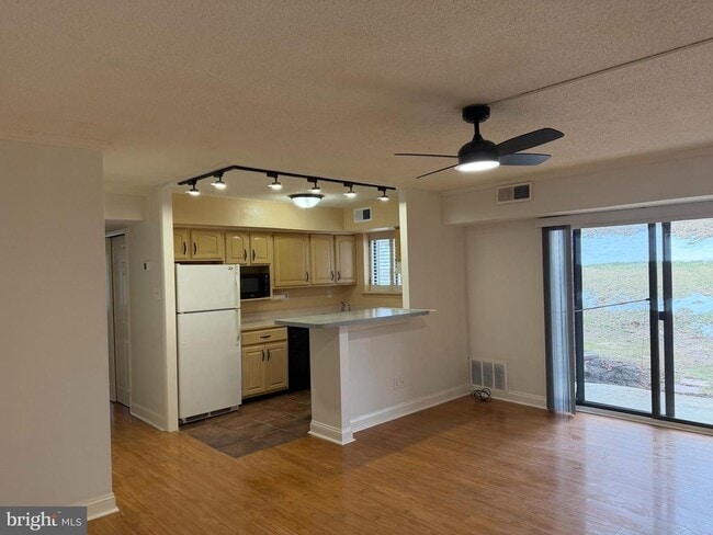 Building Photo - 1307 Valley Dr