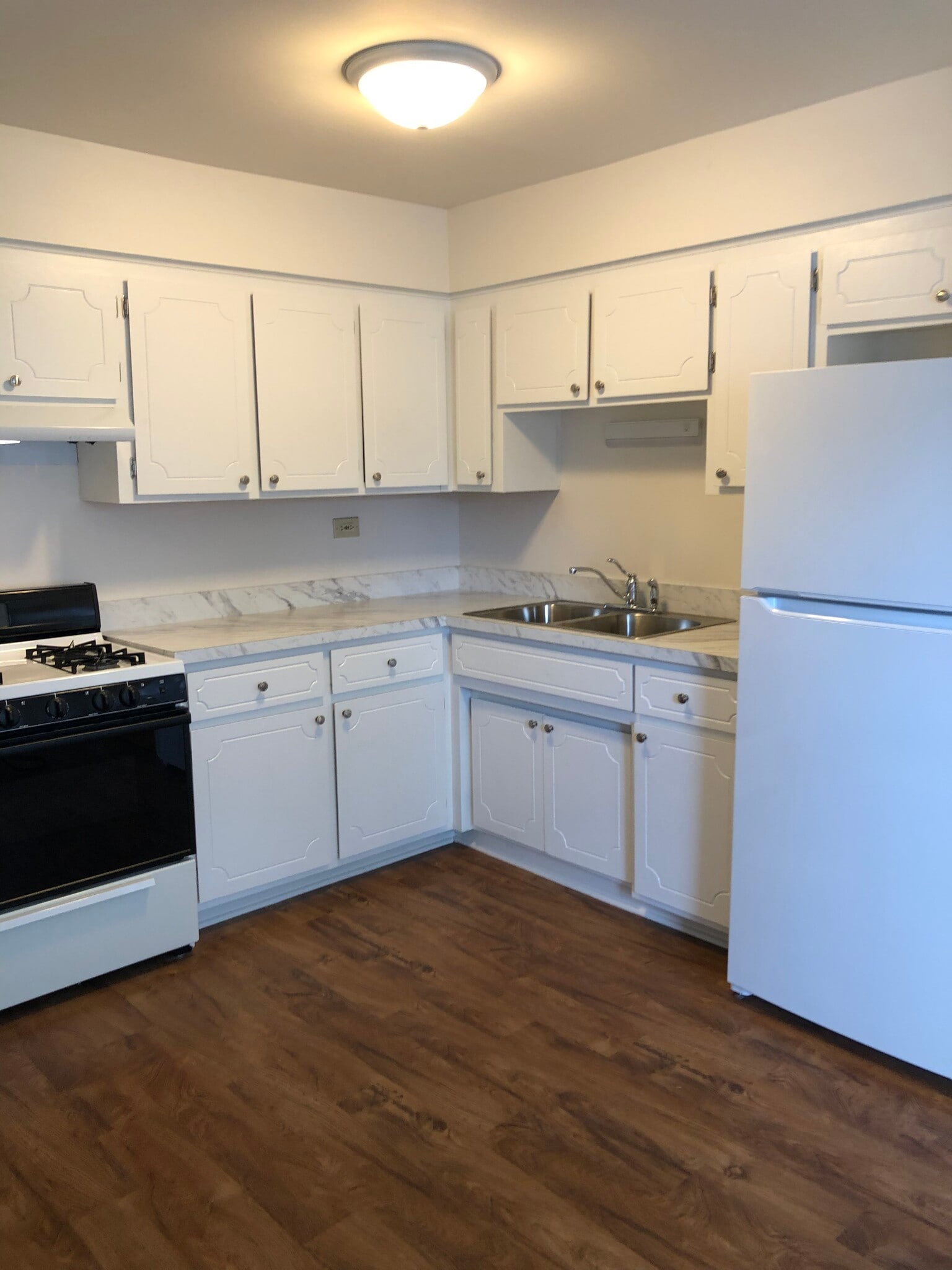 Kitchen - 10807 S Pulaski Rd