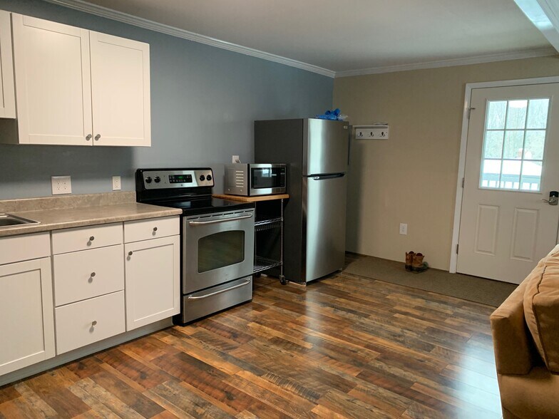 Building Photo - 161 Rowe Ave