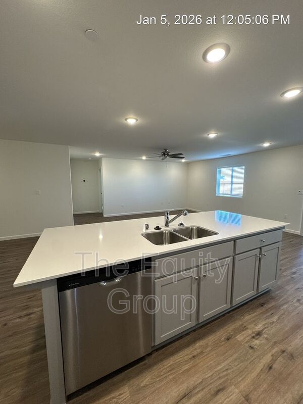 Building Photo - 7064 W Wren Ave