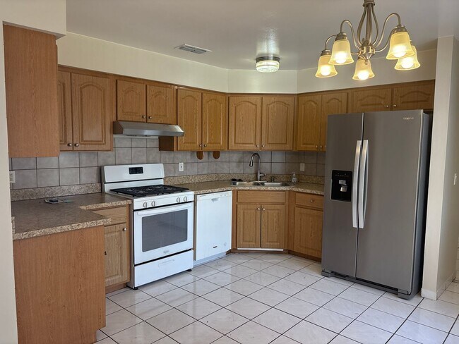 Building Photo - 4 Bedroom Home in a Prime Location!