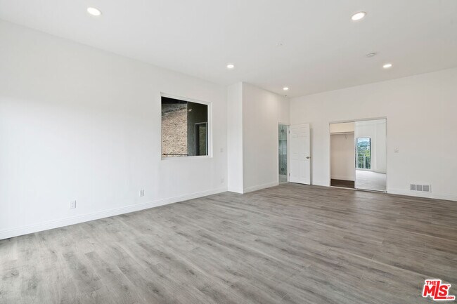 Building Photo - 5310 Medina Rd